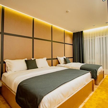 Ador Hotel Pristina Buitenkant foto