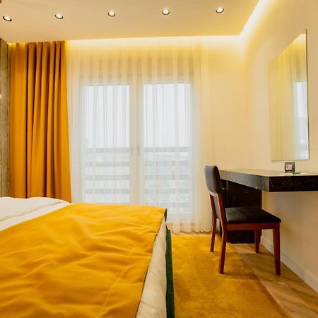 Ador Hotel Pristina Buitenkant foto