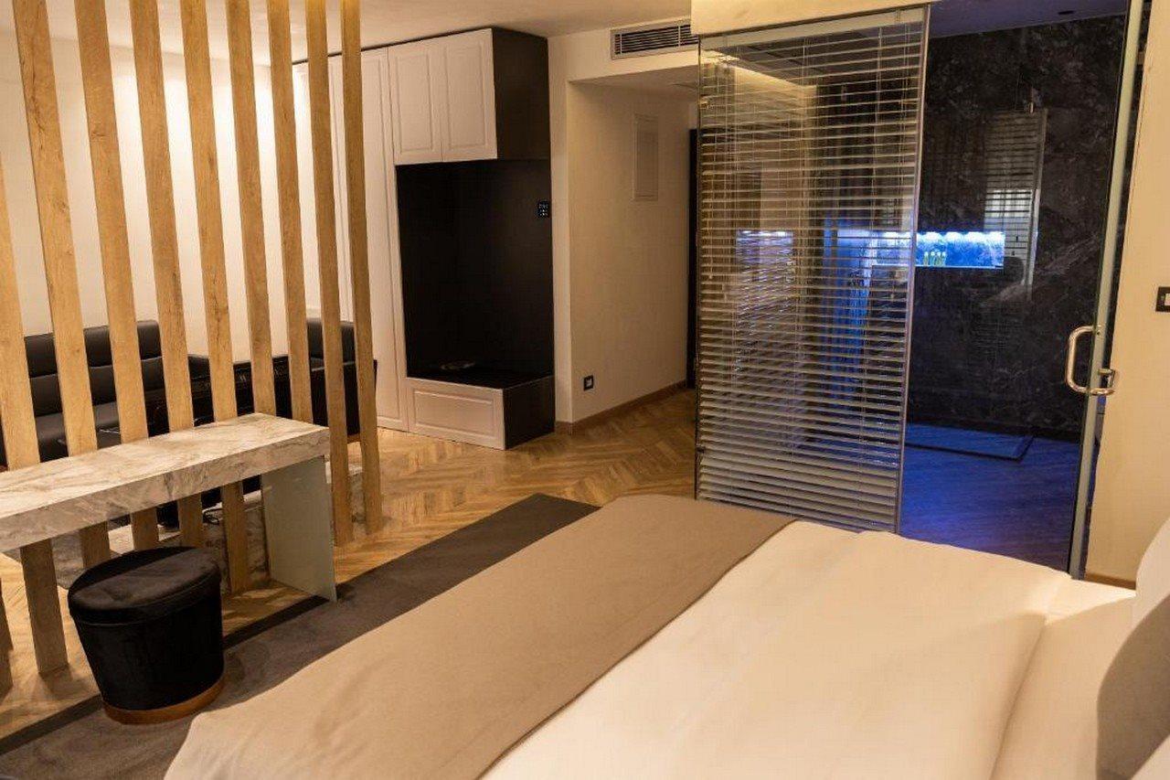 Ador Hotel Pristina Buitenkant foto