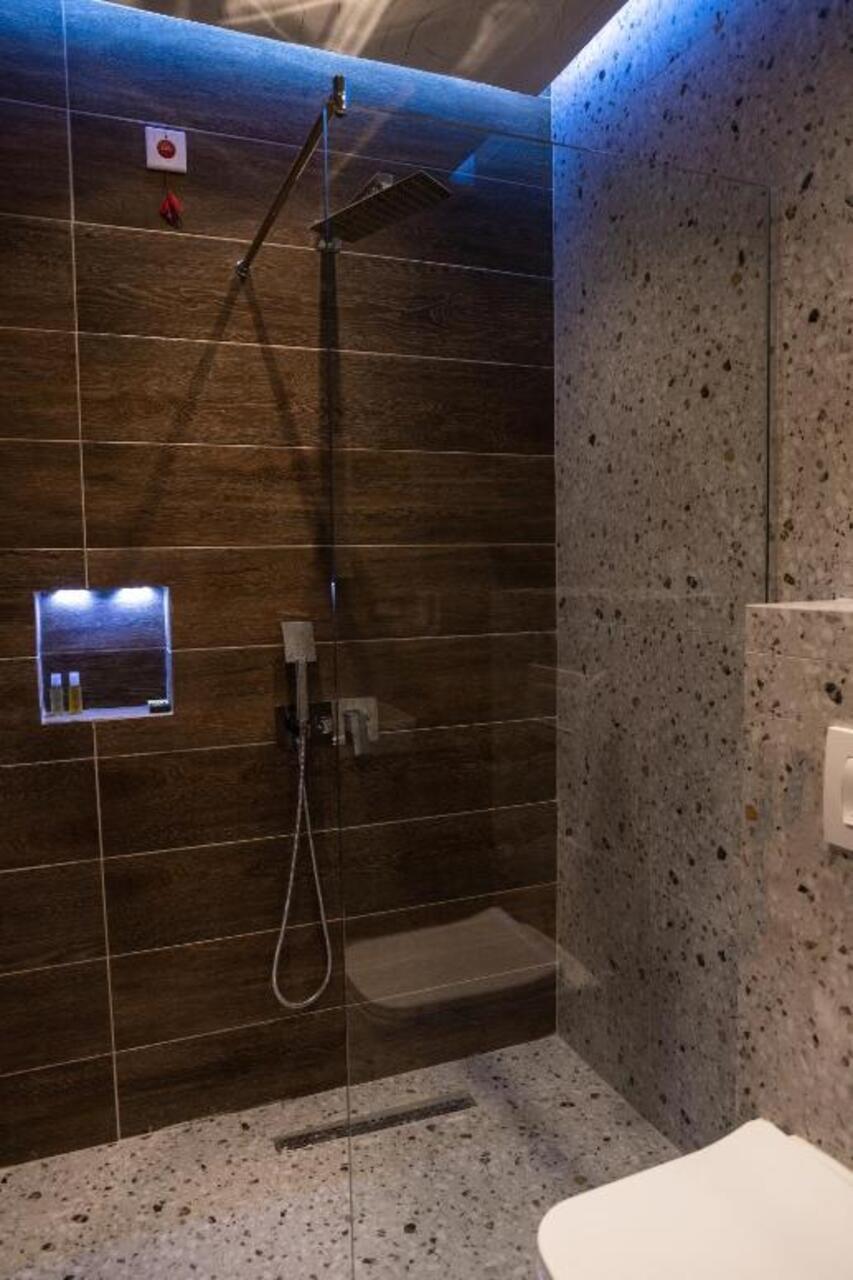 Ador Hotel Pristina Buitenkant foto