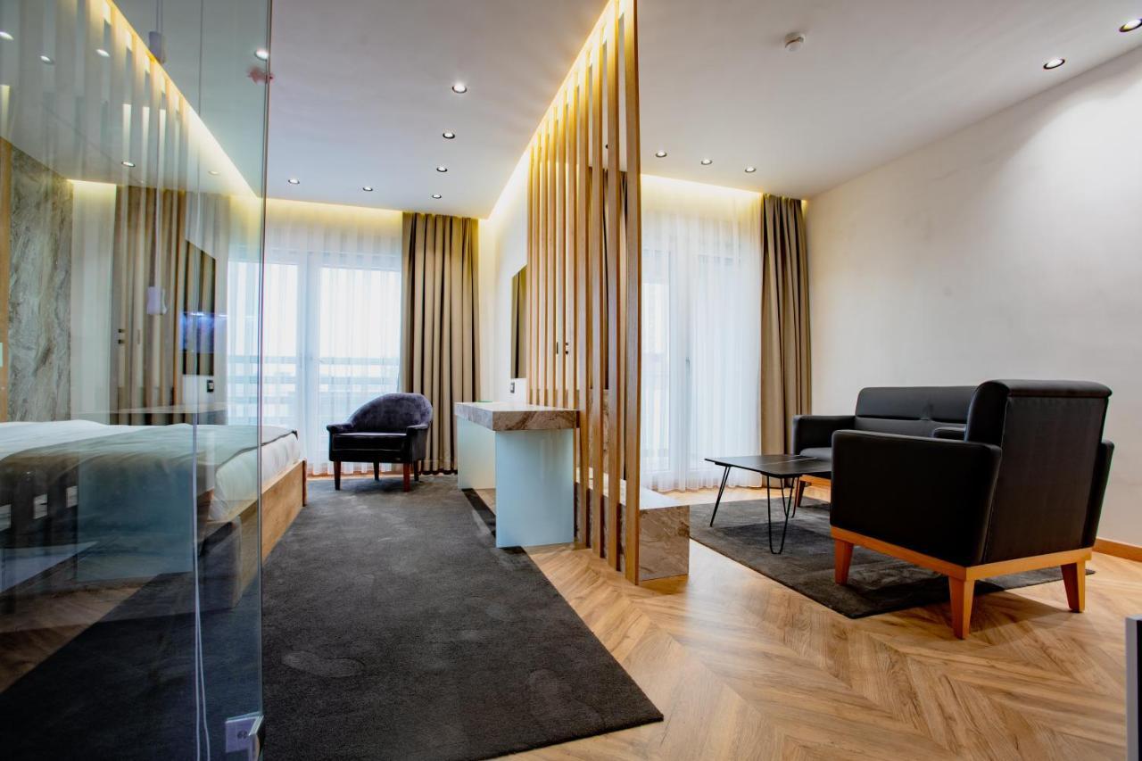 Ador Hotel Pristina Buitenkant foto