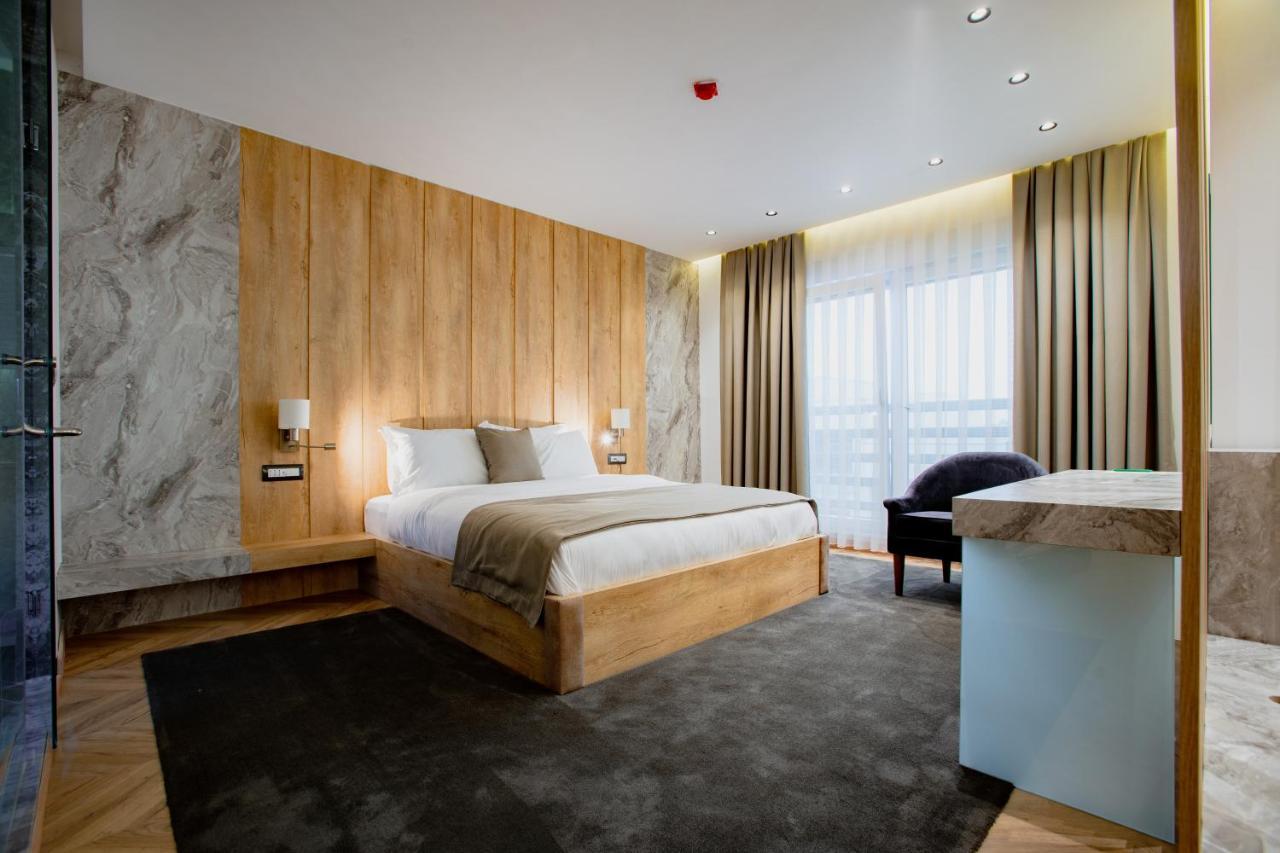 Ador Hotel Pristina Buitenkant foto