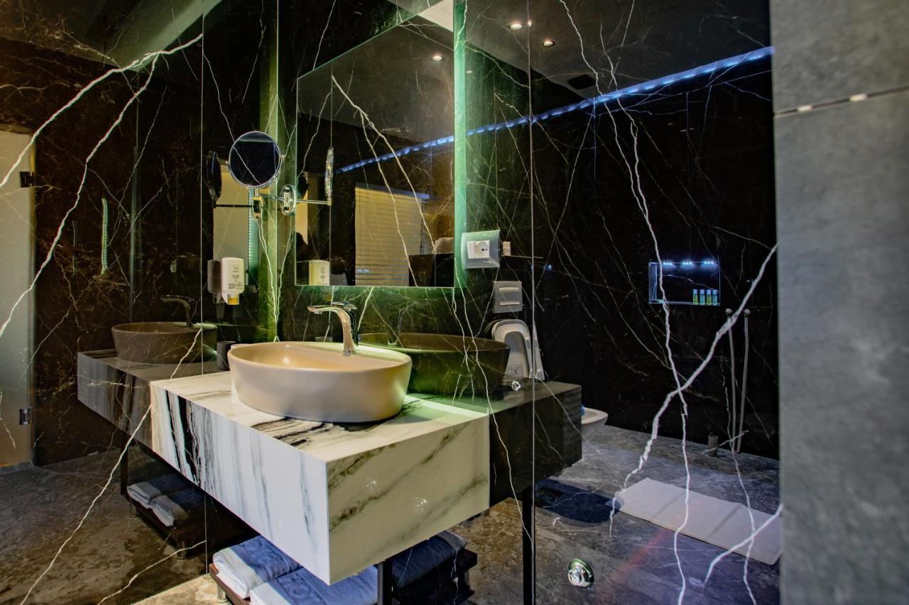 Ador Hotel Pristina Buitenkant foto