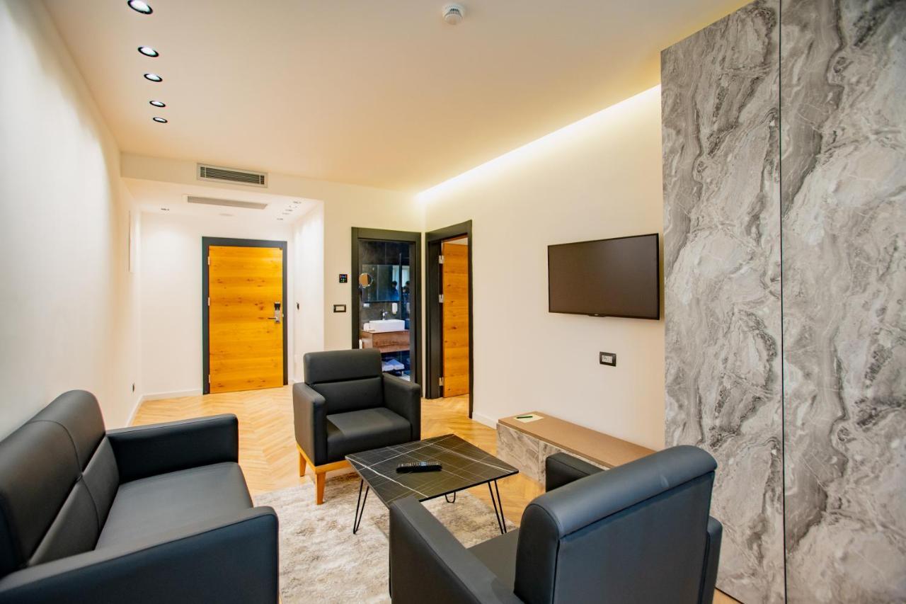 Ador Hotel Pristina Buitenkant foto