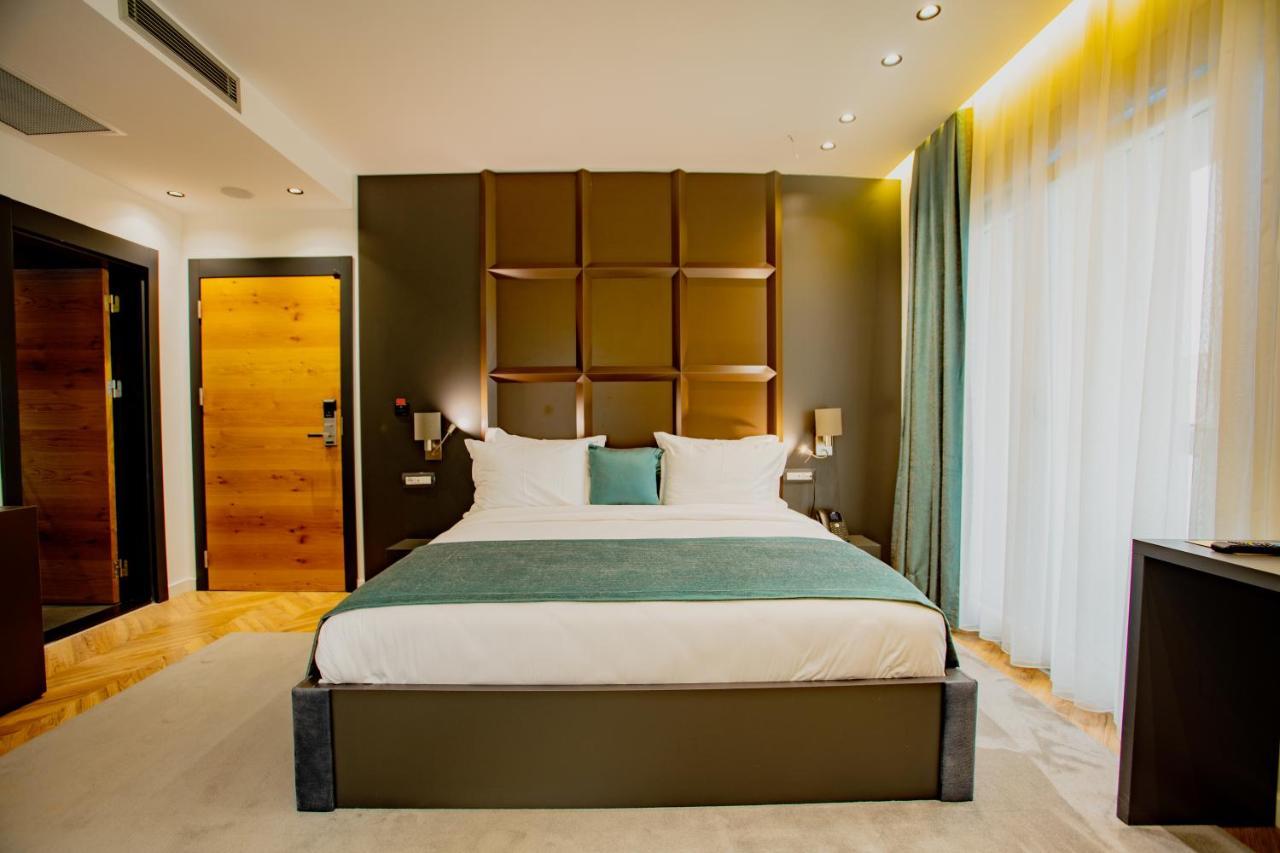 Ador Hotel Pristina Buitenkant foto