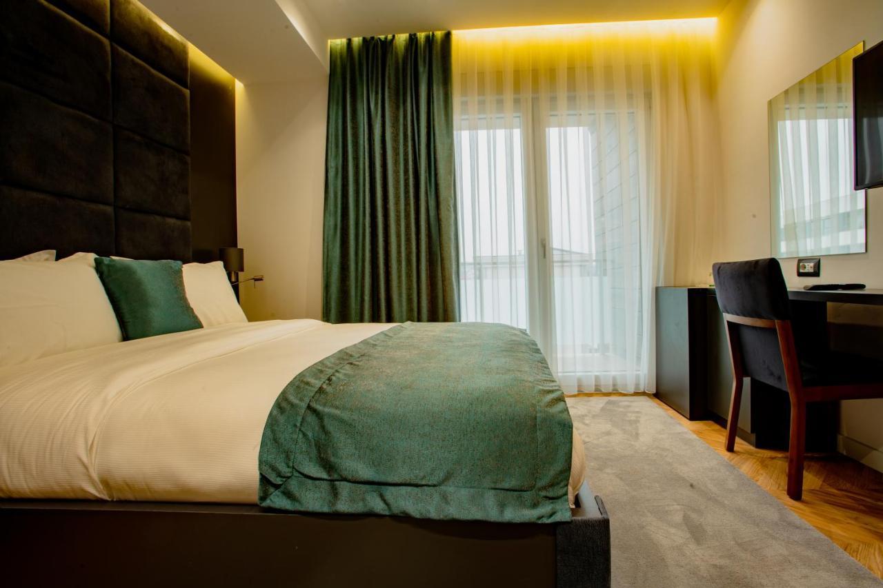 Ador Hotel Pristina Buitenkant foto