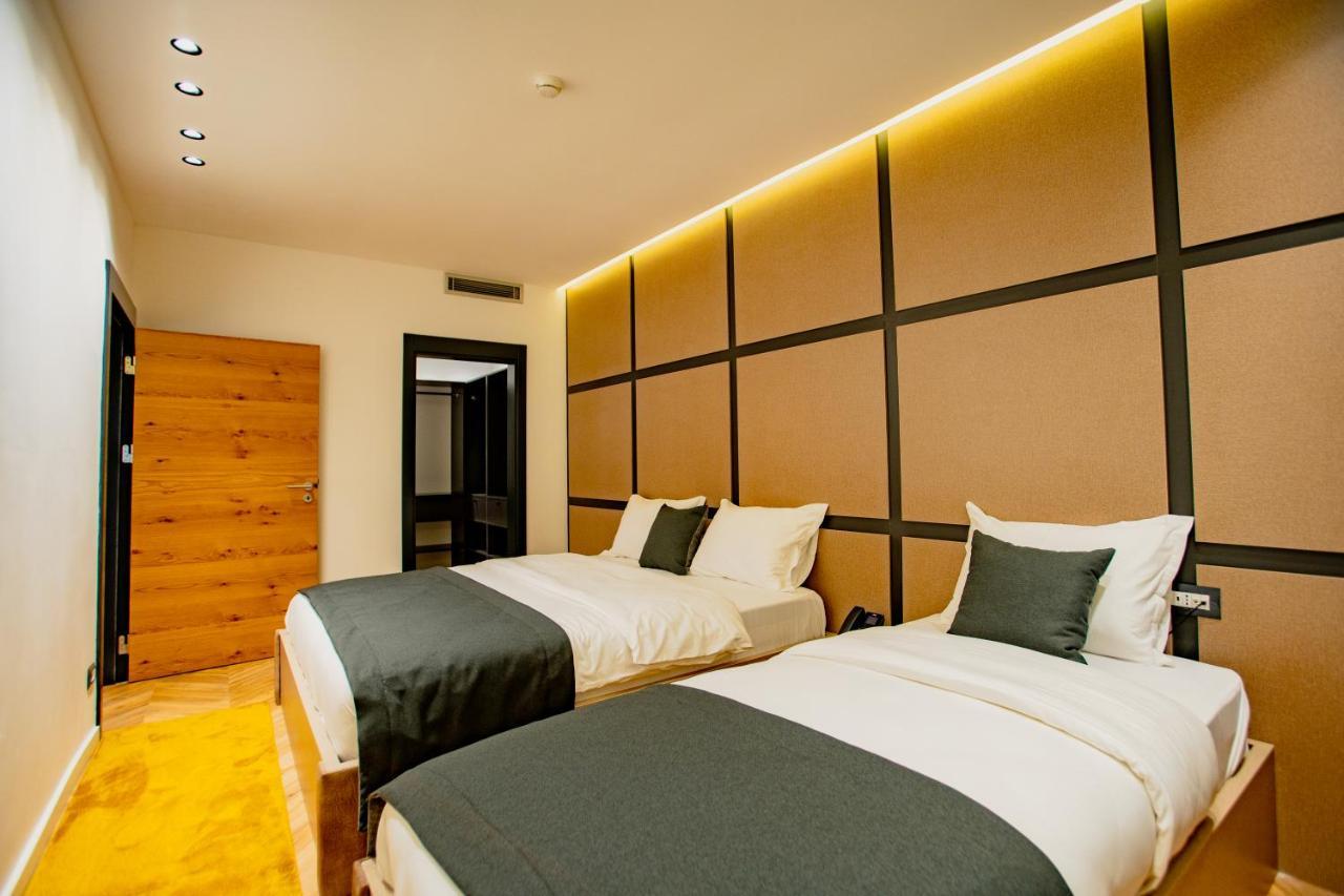 Ador Hotel Pristina Buitenkant foto