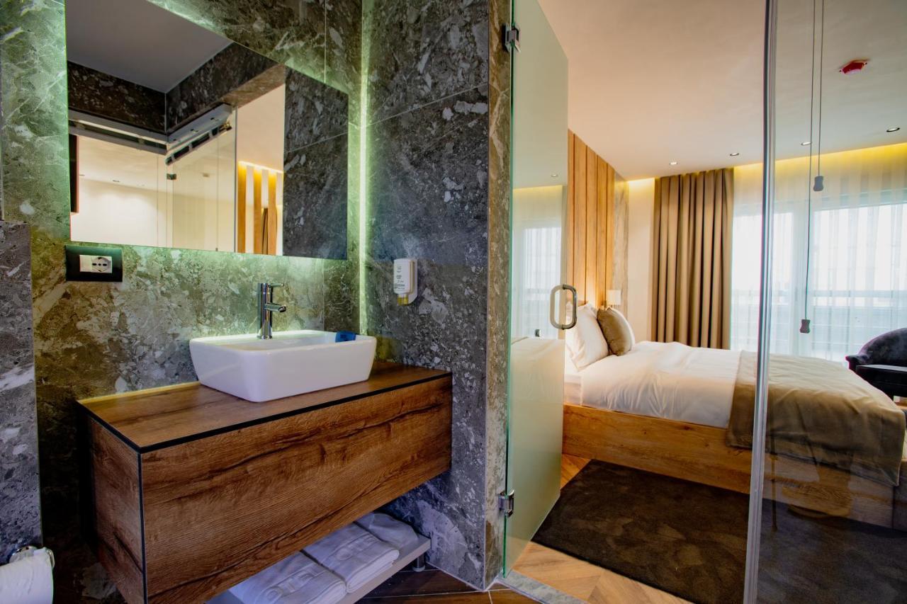 Ador Hotel Pristina Buitenkant foto