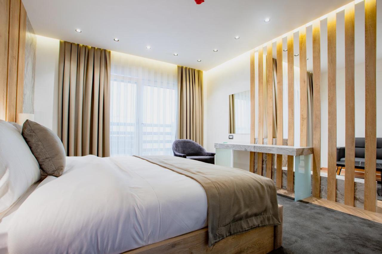 Ador Hotel Pristina Buitenkant foto