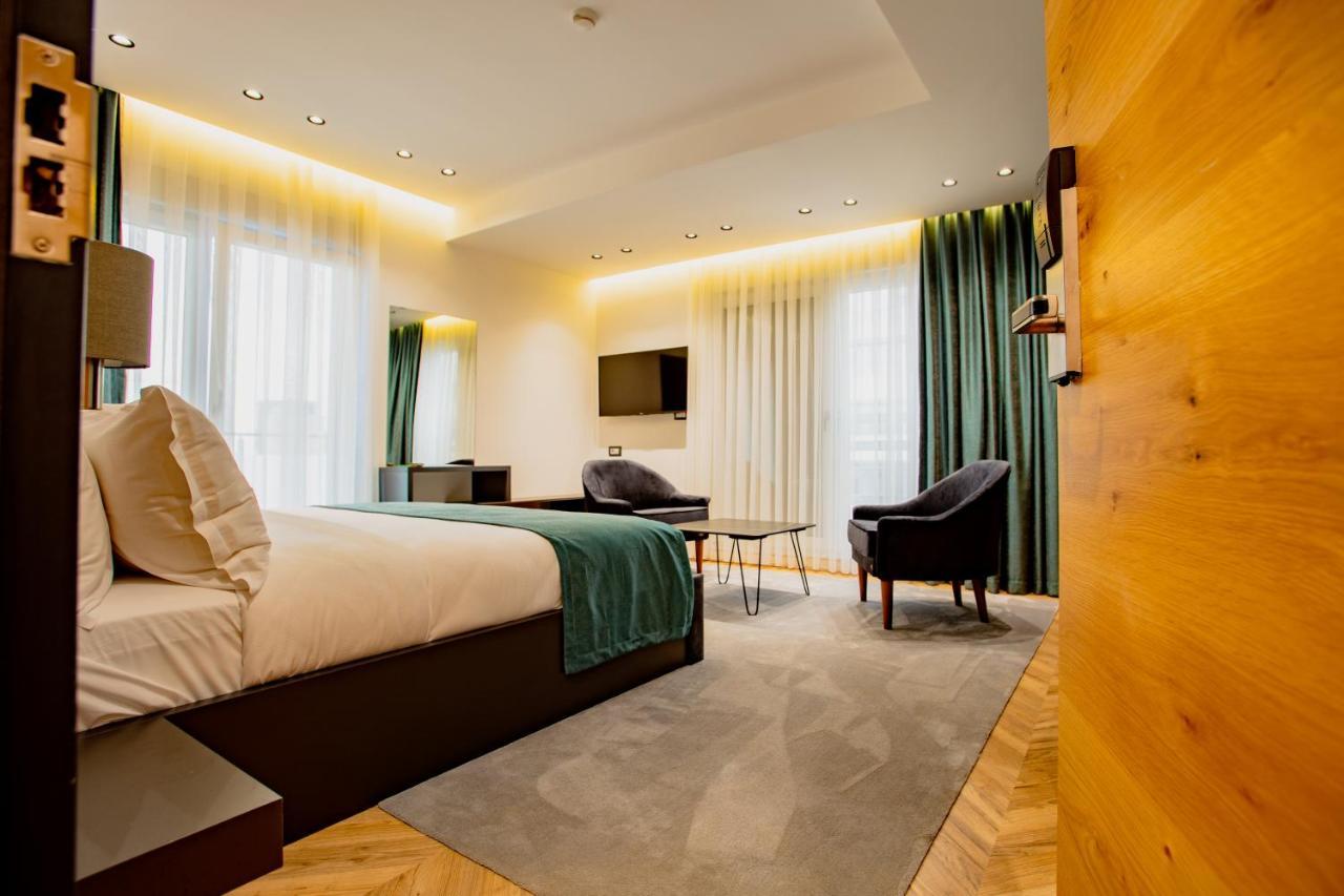 Ador Hotel Pristina Buitenkant foto