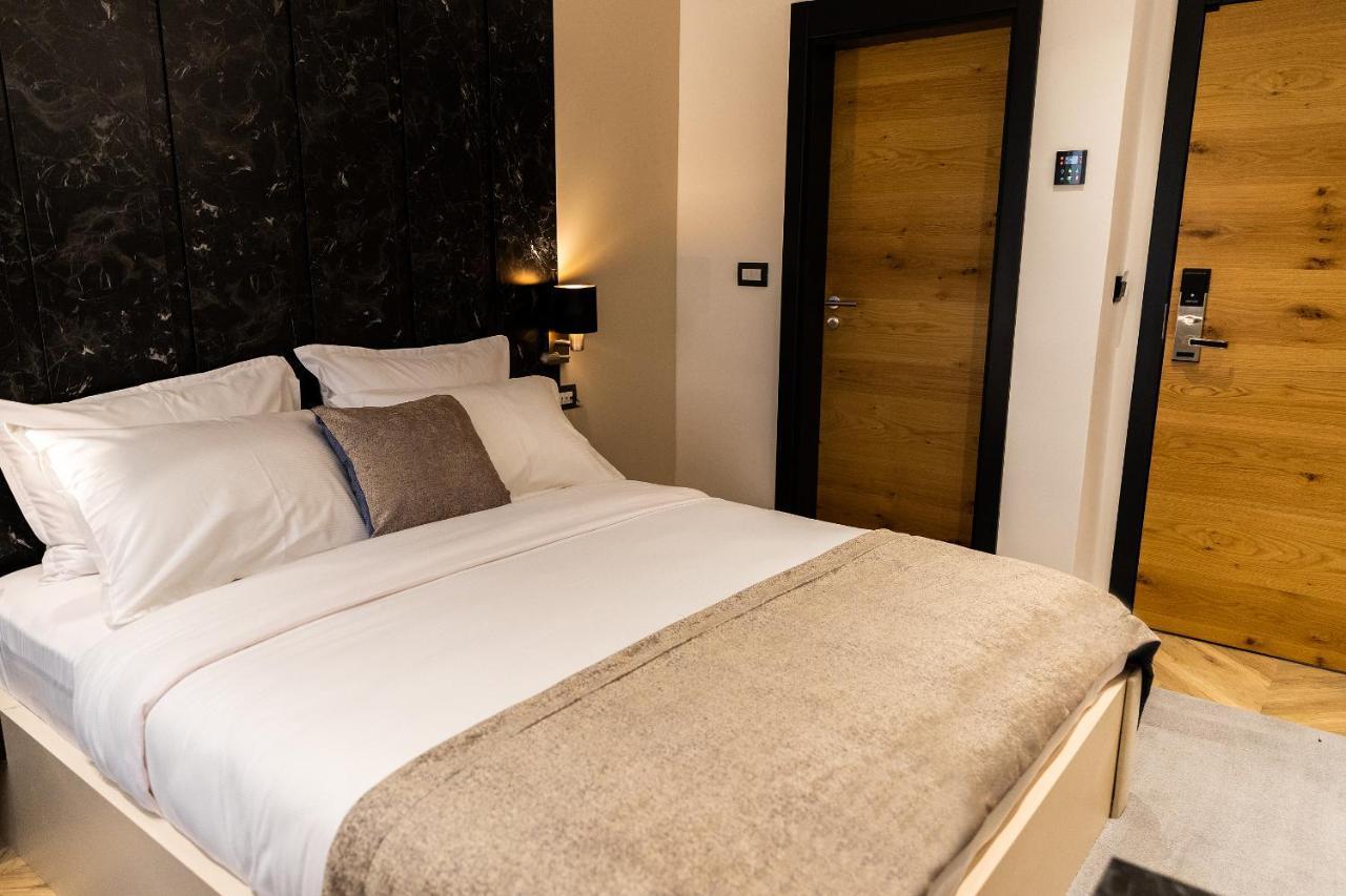 Ador Hotel Pristina Buitenkant foto