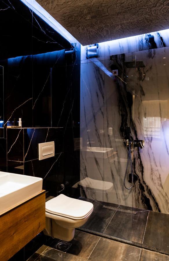 Ador Hotel Pristina Buitenkant foto