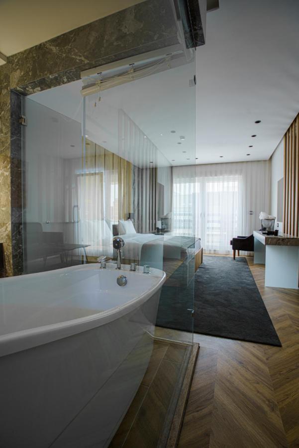 Ador Hotel Pristina Buitenkant foto