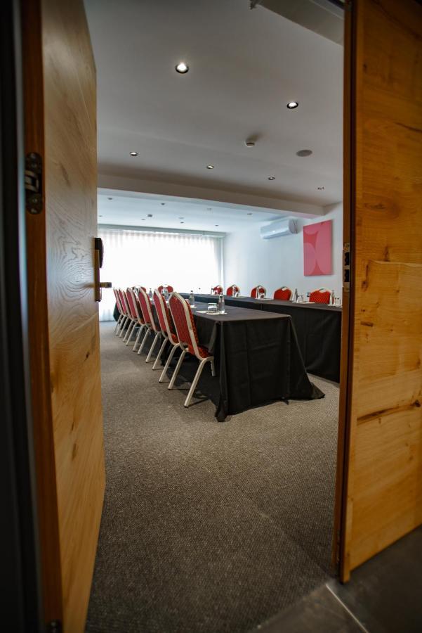 Ador Hotel Pristina Buitenkant foto