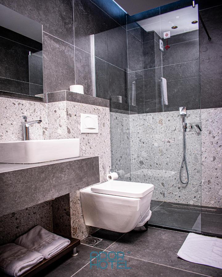 Ador Hotel Pristina Buitenkant foto